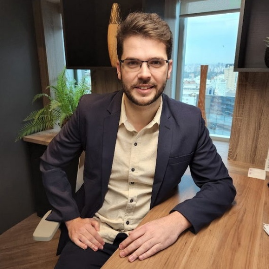 Retrato do Dr. Matheus Simão, médico neurologista em João Pessoa - PB